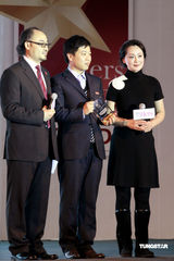 幻灯图：宋佳现身上海颁奖 海清开出主妇标准