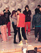 组图：黄宗泽胡杏儿昔日台前幕后甜蜜恩爱