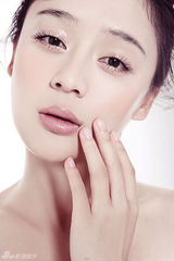 幻灯图：袁姗姗《秦香莲》杀青 展现夏日完美肌肤