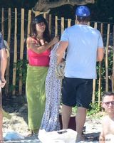 组图：佩内洛普产后与家人度假 豪放裸泳秀上围