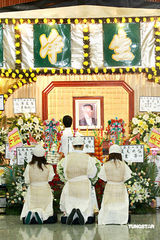 高清：已故艺人陈鸿烈设灵 蔡少芬佘诗曼素颜现身