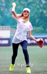 组图：After school两成员棒球赛开球英姿飒爽