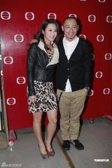 组图：郑裕玲优雅蓝裙现身为《财智达人2》录影