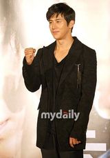 组图：姜东元高修宣传显型男本色 现场大秀兄弟情深