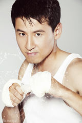 组图：钱泳辰最新写真展其硬汉型男魅力