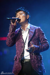 幻灯图：张信哲北京个唱演绎20年经典 打造万人KTV