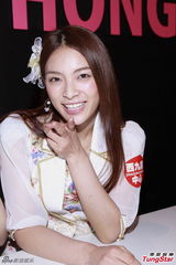 组图：AKB48两成员访港 碎花短裙清新甜美