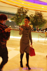 幻灯图集：黄奕低调现身香港 手持限量版名包