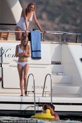 组图：乌玛与男友游艇调情 老式泳装巨奶下垂