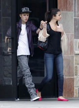 高清组图：比伯和女友赛琳娜外出 牵手秀甜蜜