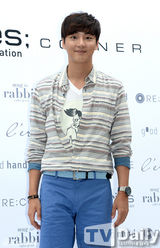 组图：李玹雨尹施允等模范生姿态为书信店站台