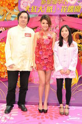 高清图：周秀娜出席商业活动 着花瓣短裙艳丽迷人