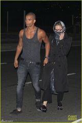 组图：麦当娜与小男友亲密搂抱 裹头巾素颜低调