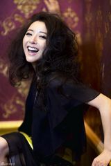 组图：黄小蕾时尚大片红唇卷发个性十足