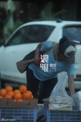 马雅舒挺大肚逛超市 空手而归路边摊买水果(图)