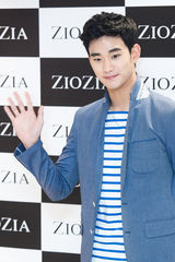 独家：金秀贤亮相签名会 立领西装清爽有范儿