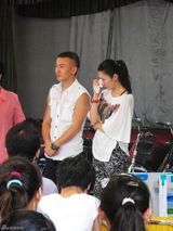 幻灯图：聂远夫妇太阳村捐赠 与孩子共聚场面温馨