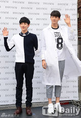 组图：宋茜亮相时尚趴薄纱露内衣 朴炯植炫长腿