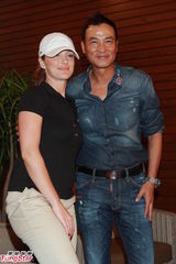 组图：任达华出席明星赛 与敏卡-凯利相见欢