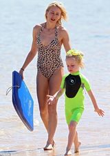 组图：娜奥米豹纹泳衣秀美胸 一家四口海滩度假