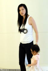 组图：林熙蕾抱女儿玩耍等老公 发现偷拍忙闪人