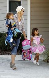 组图：伍兹前妻艾琳走出离婚阴影带子女过周末