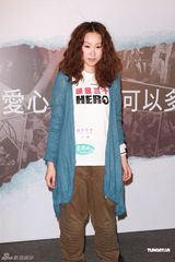 组图：张敬轩王菀之探访肯尼亚深受触动