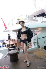 组图：《法网嚣雄》探班 王君馨比基尼上演出浴记