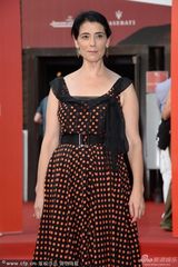 组图：《女人心事》首映 穆里根黑超遮面