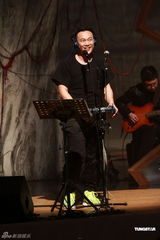 高清组图：陈奕迅香港开唱 靠唱功长裤T恤也疯狂