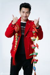 组图：刘恺威贺岁写真“红”运当头送祝福