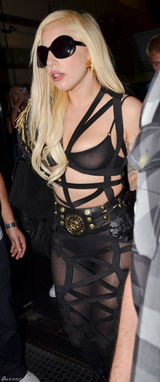 组图：Lady Gaga薄纱bra无惧露点金发墨镜闪亮登场