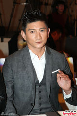 组图：吴奇隆轻松当老板 赚钱不耽误拍戏