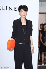 组图：王菲全黑套装亮相台北 十分钟快闪离场