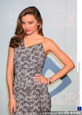 组图：米兰达露肩裙东京捞金 锁骨性感红唇娇艳