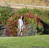 组图：斯图尔特大晒高尔夫球技 挥杆动作英气逼人