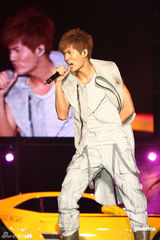 组图：吴克群个唱湿身秀腹肌 和女模互摸掀高潮