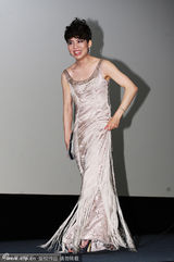 组图：韩导牵同性妻子秀甜蜜 对方穿裙婀娜