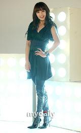 组图：韩女星徐孝明拍个人写真 大卷发俏皮可爱