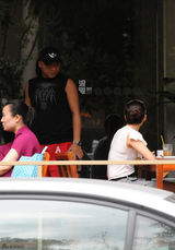 组图：周晓欧吃饭电话不停 开新车送女友回家