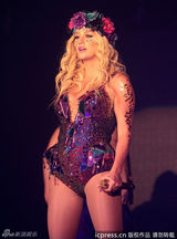 组图：Ke$ha原始人造型开唱 头顶花环脸贴亮片