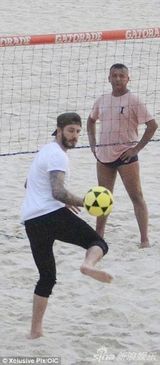 组图：小贝沙滩赤脚秀球技 与女粉丝亲密合影