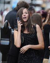 组图：娜奥米-沃茨为《戴安娜》染黑发 美丽依旧