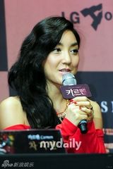 组图：Bada车池妍宣传《卡门》红黑比拼性感