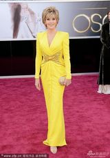 组图：群星闪耀红毯 暮光女拄拐海瑟薇优雅