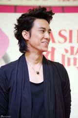 组图：陈楚河帅气亮相时尚活动粉丝热情