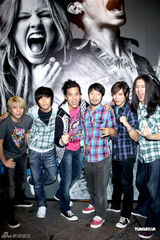 组图：柯有纶为服装助阵演出 透露新专辑12月发行