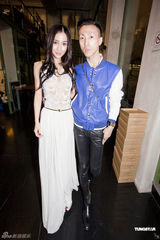 组图：Anglebaby透视装现身巴黎 获设计师力邀见