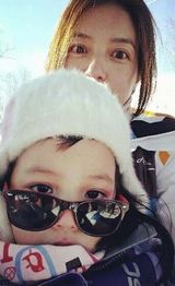 组图：赵薇全家外出玩雪 小四月墨镜红帽可爱