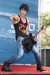 组图：汪东城摇滚风会歌迷 否认与炎亚纶有心结